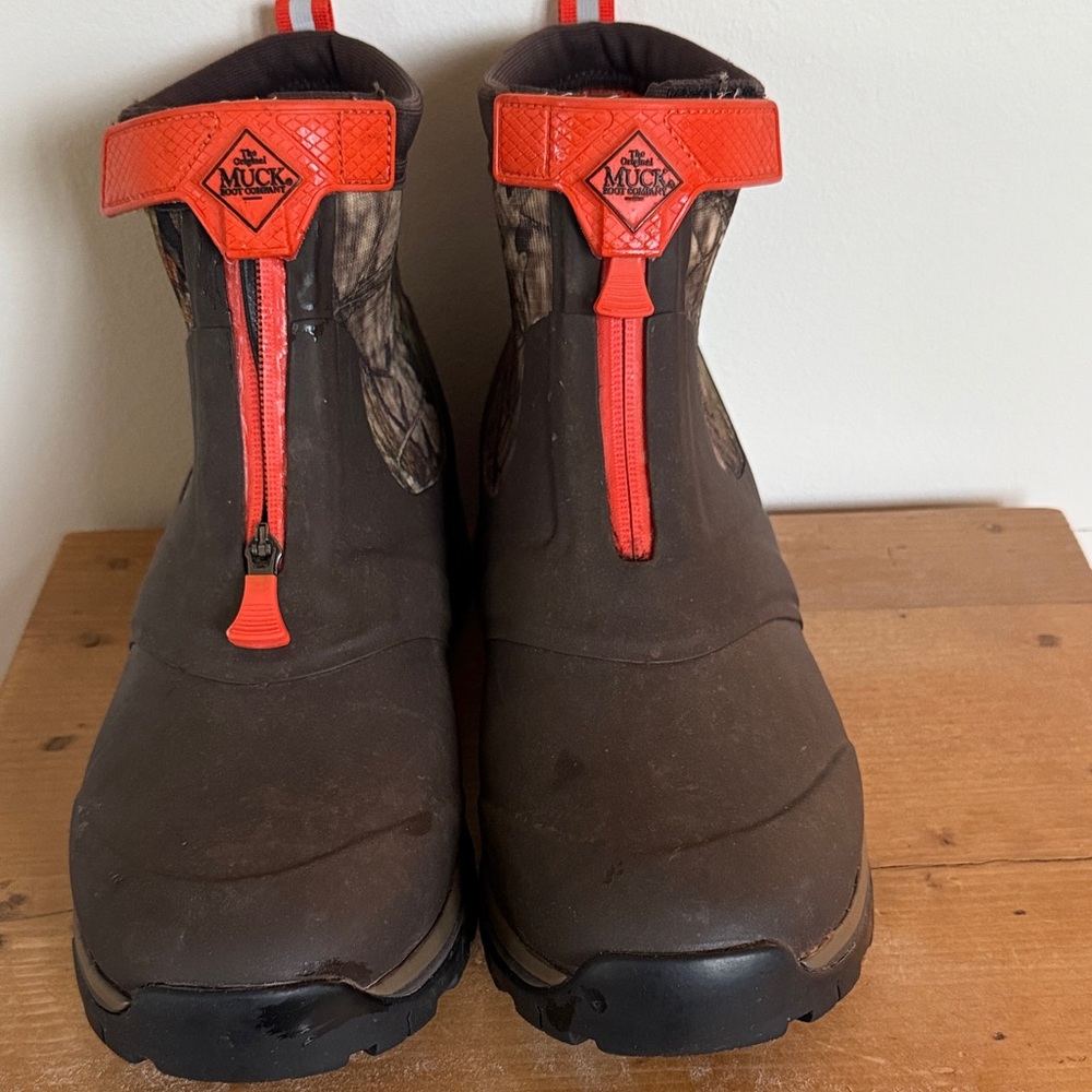 Muck Boots Men's Apex Mid Zip boots.
Some dirt on treads, but little to no wear. - Picture 2 of 6